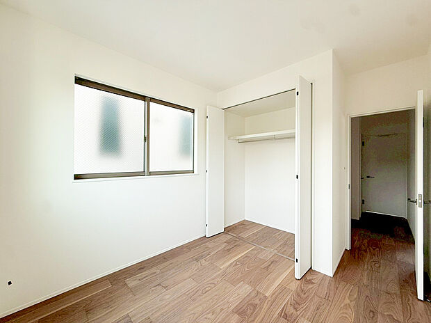 【Low-Eガラス】家族だんらんの空間は、省エネで心地よく。サッシガラスには高断熱・遮熱性能のLow-E複層ガラスを採用。陽射しの明るさはそのままで、快適な室内環境を保ち、省エネにも貢献してくれる窓ガラスです。