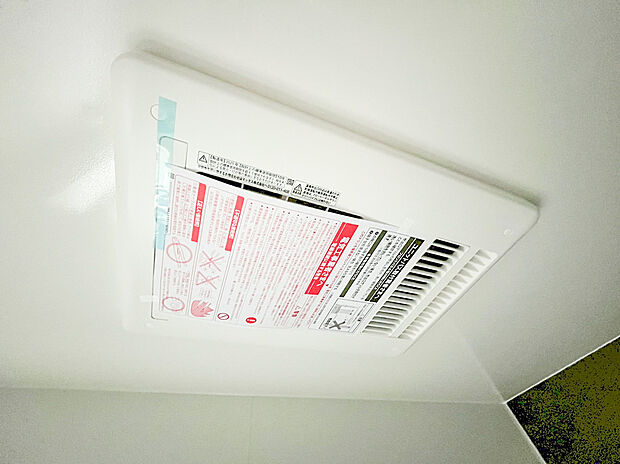 【浴室乾燥機】浴室には浴室乾燥機が付いておりでいつも快適で心地の良いバスタイムを実現。雨の日のお洗濯にも大活躍します！湿気の多い梅雨の時期などのカビ対策にもなり、毎日のお風呂掃除の手間が省ける嬉しい設備ですね。