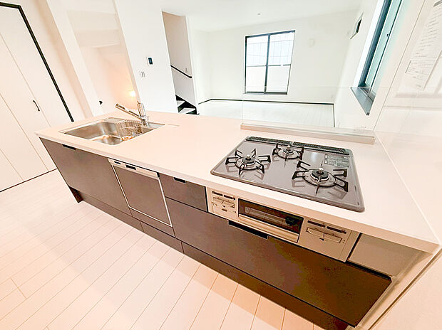 【キッチン】ご家族と会話をしながらのお料理作りは楽しいですよね！対面式のフルオープンタイプのキッチンで、お料理をもっと効率的に、楽しく。ママのお料理作りを快適に楽しくお手伝いする充実の設備が標準装備です！