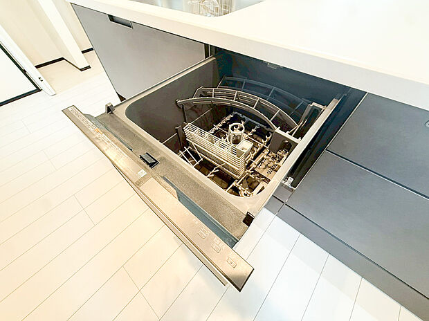 【食洗機】食器洗乾燥機付きで家族の食器もピカピカ。後片付けもラクラクこなせて、環境にもママの手にも優しい設備です。システムキッチン内に納まっているので、お料理の邪魔にもならずスッキリ快適にご利用いただけます。