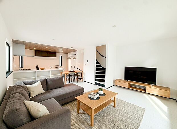 【リビング】オープンでのびやかな空間を生み出す、こだわりの広がりとゆとり。家族と過ごす時間を大切にしたい方にぴったりの明るくゆとりある住空間です。南側の窓からの日差しがリビングの隅々までしっかりと届きます！