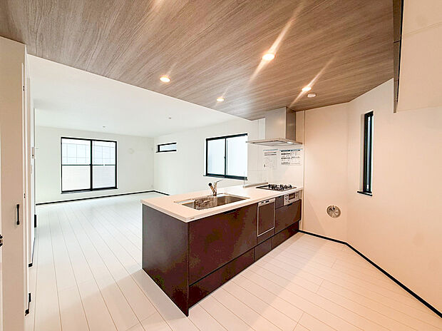 【キッチン】リビングで遊ぶお子様を見守りながらお料理が出来る対面式カウンターキッチンは、料理をしながらでもご家族との会話を楽しめます！大切なご家族をいつも身近に感じられ、毎日のお料理も楽しくなりますね！