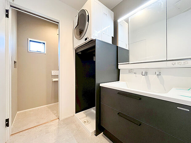 【洗面化粧台】ゆとりの洗面スペースで朝の身支度も快適スムーズに。3面鏡で髪のセットやお化粧もストレスなくこなせ、朝から気分良く通勤通学に向かえそうですね!鏡の裏にはたっぷりと収納スペースを標準装備!