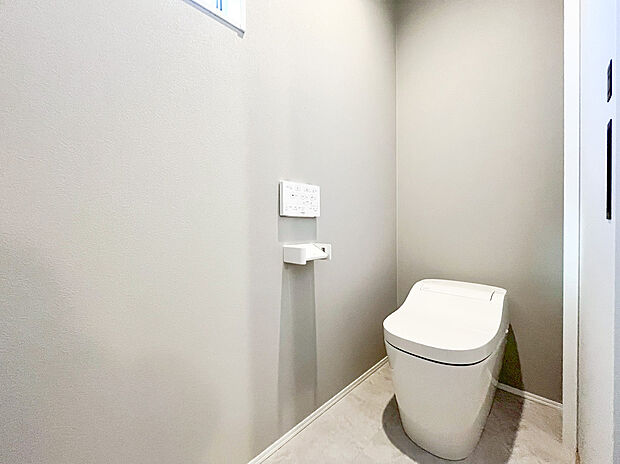 【ウォシュレットトイレ】洗浄機能付き便座を標準装備。冬の寒い時期には暖房機能も活躍。快適にご利用いただけます。