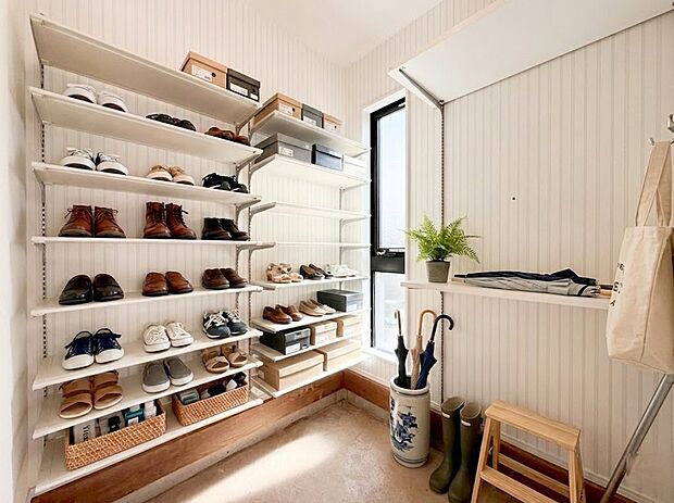 【シューズインクローゼット】大容量のウォークインシューズクローゼットが嬉しい住まい。ご家族全員の靴はもちろん、お子様のおもちゃやベビーカー、パパのゴルフバック、カー用品などかさ張る物もスッキリ。(家具等はCGです)