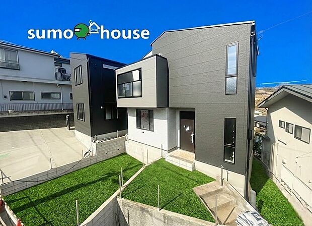 【洗練されたデザイン】まるで一枚の絵画のように、建築そのものが芸術となる住まい。最高峰のデザイナーズ住宅は、素材・空間・光の三位一体によって生み出される静謐と力強さを併せ持つ存在です。