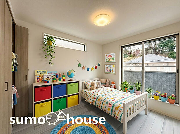 【居室】光が取り込みやすい2面採光の居室。しっかりとした大きさのクローゼットを完備し、収納スペースも十分。初めてのお子様にとっての「自分の部屋」。学習デスクやベッドの配置もラクラクです。(家具等はCGです)