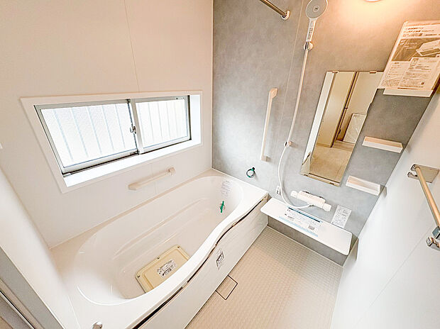 【ユニットバス】ご家族との憩いの場として、一日の疲れを癒す場として、ゆったりと足を伸ばしてくつろげる綺麗で清潔感のある色味の浴室。気持ちの良い光と爽やかな風をたっぷりと取りこめる開閉式の窓も設置しています。