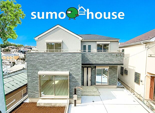 【洗練されたデザインの地震に強い家】ひな段の立地を活かした設計で、前面道路からの視線を遮りつつ、優れた日当たりと眺望を確保しました 。広々としたカースペースは並列駐車が可能で、前面道路との高低差が開放的な景観を生み出しています。