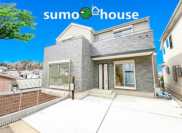 【洗練されたデザインの地震に強い家】並列2台駐車可能なカースペース（車種によります）。セカンドカー用として、自転車置き場や物置場として、お子様の遊ぶスペースとして、ゆとりある敷地だからこそ可能な多用途にご利用いただけるスペースです。