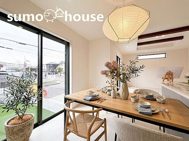 【リビング】空気もクリーンでご家族に優しい床暖房付。足元からポカポカ温めるので空気を乾燥させることがなく、小さなお子様やお肌を気にする女性にもピッタリ。(家具等はCGです)