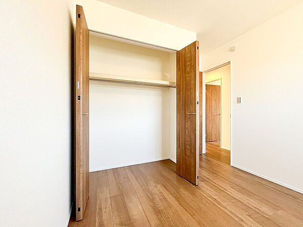 【【設備・仕様施工例】クローゼット】【設備・仕様施工例】施工例の為、分譲中の建物とは設備や色合い等の形状・仕様が異なります。収納力が豊富な大型クローゼット。普段着やスーツはもちろんのこと、コート類などもしっかり掛けられます。