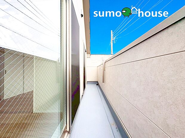 【落ち着いた住環境】南に大きく面したバルコニーは太陽の温かな温もりをめいいっぱい受け止めてくれます。太陽の光と爽やかな風を受けたお洗濯物はあっという間に乾き、取りこむ時には太陽の匂いを感じられそうですね。