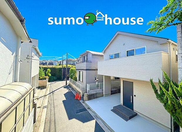 【洗練されたデザイン】玄関前には、雨の日でも乗り降りがスムーズなビルトイン風のカースペースを完備。シンプルながらも計算された機能美が、住まう人の毎日を明るく、快適に彩ります。