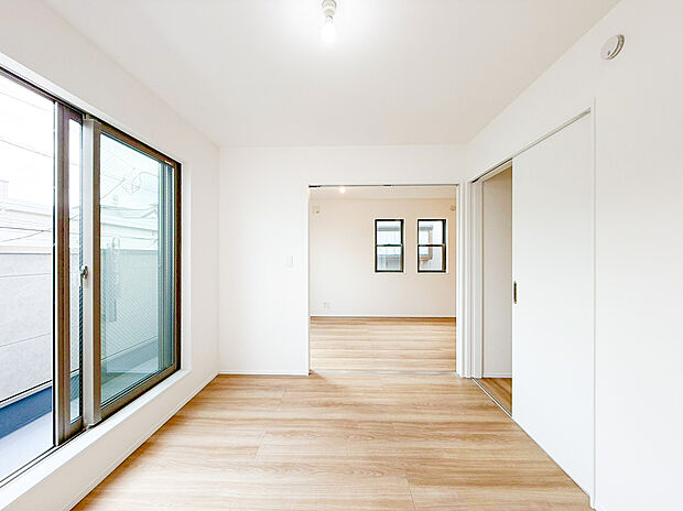 【居室】リビング横の洋室は、引き戸を開放することで一つの大空間として利用可能です。お子様のプレイスペースやリモートワーク環境、あるいは贅沢な広々リビングとして、ライフスタイルに合わせた自由な使い方が叶います。