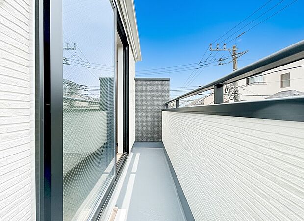 【南面バルコニー】南からの明るい光が差しこむ陽だまりの空間。南に大きく面したバルコニーでお洗濯も干せばあっという間に乾きそうで家事もスムーズにこなせますね！乾いたお洗濯物からは太陽の匂いが感じられる心地よさ。