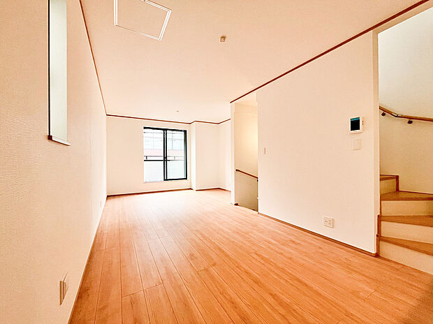 【リビング】南からの明るい陽光の射し込むリビングダイニングは、ナチュラルで落ち着いた印象。家族との寛ぎの場としてはもちろん、時にはお客様を招き、語らいを愉しむ迎賓の空間にもなります。