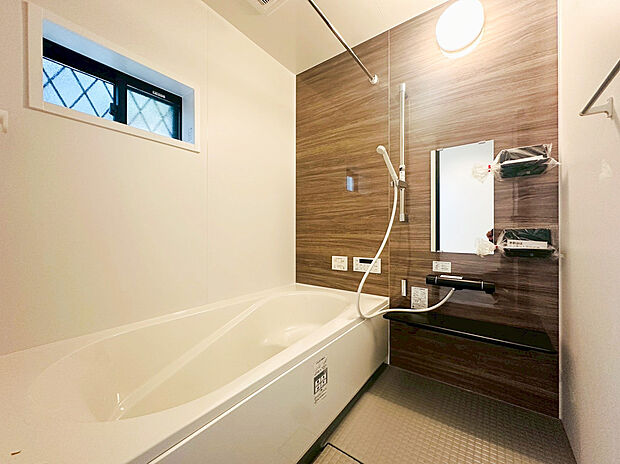 【ユニットバス】ご家族との憩いの場として、一日の疲れを癒す場として、ゆったりと足を伸ばしてくつろげる綺麗で清潔感のある色味の浴室。気持ちの良い光と爽やかな風をたっぷりと取りこめる開閉式の窓も設置しています。