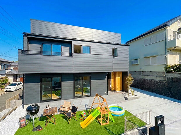 【洗練されたデザイン】216m2超のゆとりを独り占め。広々とした敷地には、家族で寛げるタイルテラスを完備で、3台駐車が可能なため 、趣味の車やセカンドカーも余裕を持って所有できる贅沢な環境。(家具等はCGです)