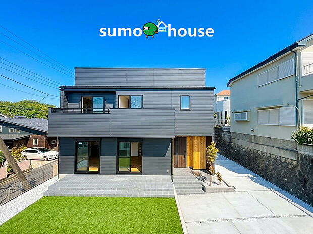 【洗練されたデザイン】アウトドアリビングを日常に。タイルテラス完備。LDKからフラットに繋がるテラスは、家族の特等席。65坪超の敷地だからこそ実現した、プライベート感あふれる庭空間が、暮らしに彩りを添えます。