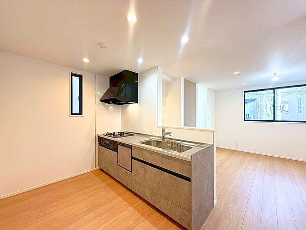 【キッチン】広々としたLDKを見渡せる対面式を採用。お子様の様子を見守りながらあるいはゲストと会話を楽しみながらお料理ができます。給湯器はパワフルな24号を標準としキッチン・浴室・洗面の3ヶ所同時給湯でも快適。