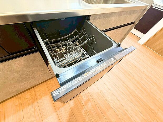 【食洗機】食器洗乾燥機付きで家族の食器もピカピカ。後片付けもラクラクこなせて、環境にもママの手にも優しい設備です。システムキッチン内に納まっているので、お料理の邪魔にもならずスッキリ快適にご利用いただけます。