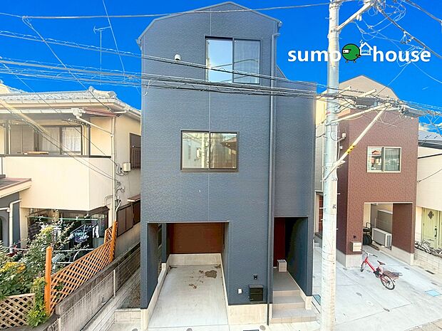 【洗練されたデザイン】深く豊かな緑と爽快な青い空を感じる、まるで杜の中に暮らすような心地よさを存分に堪能いただける邸宅です。最高グレードの設備仕様が標準装備の住宅で快適で便利な生活をお送り頂ける一品です。