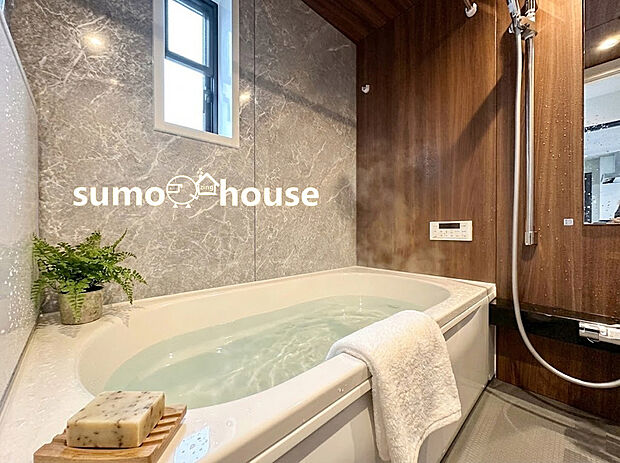 【類似仕様内観施工例(ユニットバス)】ご家族との憩いの場として、一日の疲れを癒す場として、ゆったりと足を伸ばしてくつろげる綺麗で清潔感のある色味の浴室。気持ちの良い光と爽やかな風をたっぷりと取りこめる開閉式の窓も設置しています。