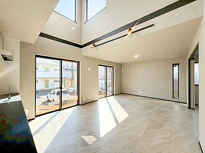 類似仕様内観施工例(吹抜けLDK）