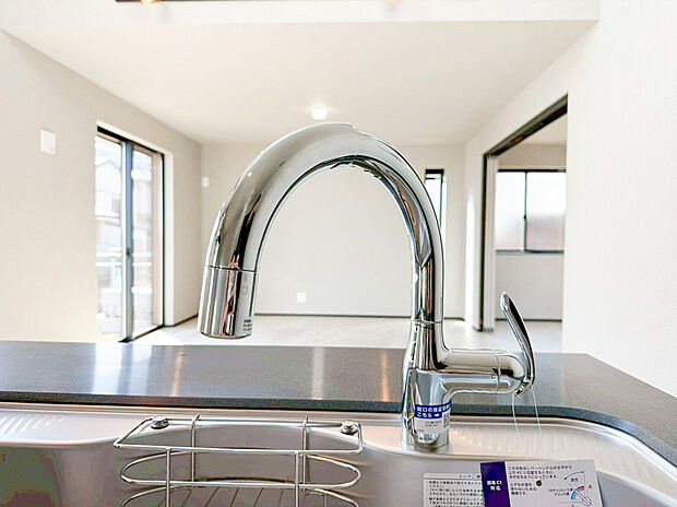【類似仕様内観施工例(浄水器)】キッチンには浄水器を標準装備。最近は水を飲むという場面以外にも料理で使用したり、野菜を洗う場合もキレイな水で洗いたいという人が増えてきています!赤ちゃんのミルク用としても重宝いただけます。