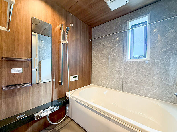 【類似仕様内観施工例(ユニットバス)】ユニットバスはゆったりとくつろげる1坪タイプ。足までしっかりと伸ばせる浴槽は、心身ともにしっかりと疲れを癒してくれます。お子様とも一緒に浸かれ、ご家族みんなで一緒にバスタイムを楽しめますね♪