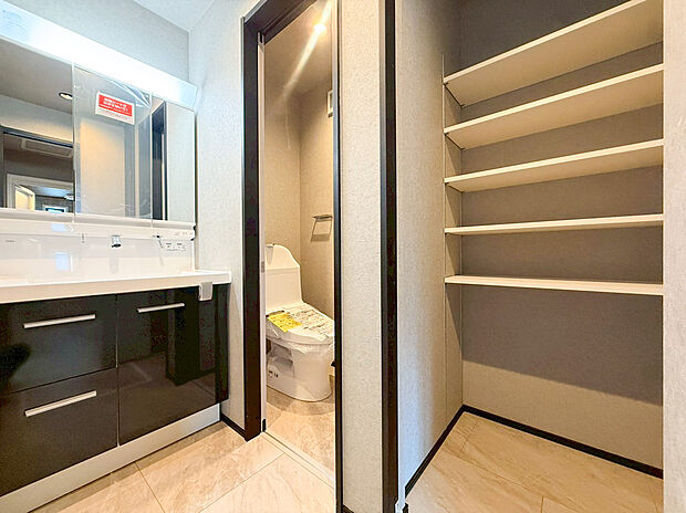 【類似仕様内観施工例(洗面化粧台)】たっぷりの大型収納を設けたシャワー付き洗面台で快適な暮らしを。収納力と機能性に優れたお手入れラクラクのゆったりとした洗面台で、朝の忙しい時間でも身支度準備がスムーズに出来そうですね。