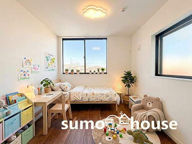 【居室】お子様の成長を優しく見守る、明るく清潔感あふれるお部屋です。室内はいつも明るい印象なので気持ちの良い朝を迎えられます。毎日の生活も明るくなりそう。(家具等はCGです)
