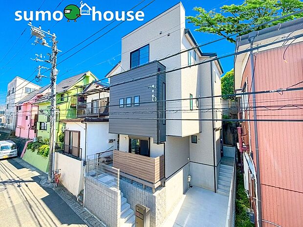 【洗練されたデザイン】計算された窓配置とスクエアなシルエットが、邸宅としての風格を感じさせます。足元には清潔感のあるコンクリート敷きと、堅牢なブロック積みの外構を施し、都市型住宅としての完成度を高めました。