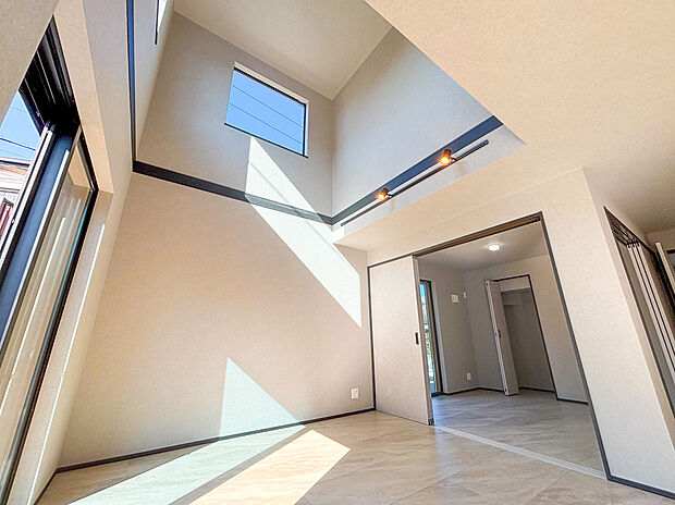 【リビング吹抜け】光と空気が舞う、贅沢なひととき。天井高まで伸びる吹き抜けが、LDKにたっぷりの陽光と風を招き入れ、時間の流れまでゆるやかに感じられます。この開放感は、暮らしの質そのものを高める贅沢品です!