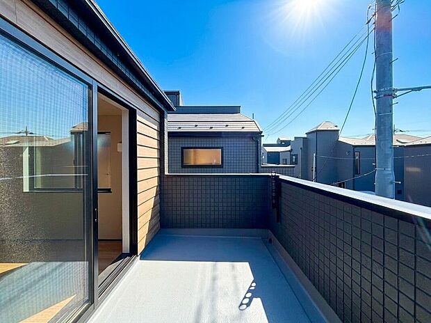 【南面バルコニー】南からの明るい光が差しこむ陽だまりの空間。南に大きく面したバルコニーでお洗濯も干せばあっという間に乾きそうで家事もスムーズにこなせますね!乾いたお洗濯物からは太陽の匂いが感じられる心地よさ。