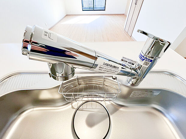 【浄水器】キッチンには、デザイン性と機能性を兼ね備えたハンドシャワー付浄水器一体型水栓を採用しました 。いつでも手軽に美味しい水が使えるだけでなく、シャワーヘッドが引き出せるため、大きな鍋の洗浄やシンクのお手入れも隅々までスムーズに行えます 。