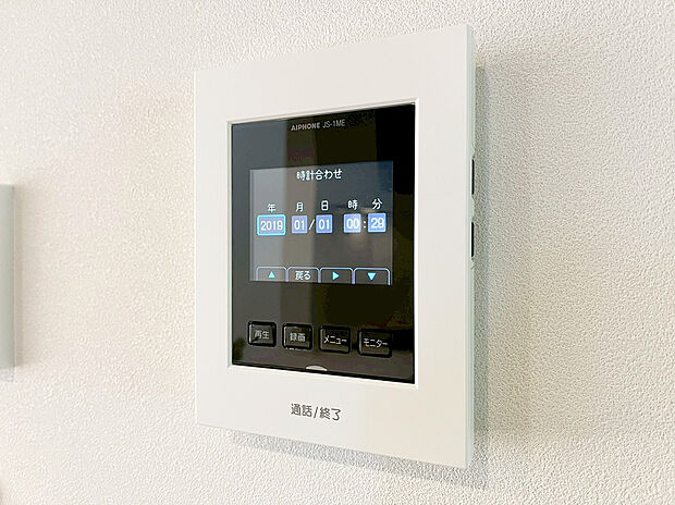 【TVモニター付きインターフォン】TVモニタ付インターホンでセキュリティ面にも配慮。来客を確認できるだけでなく、録画機能で留守中の来訪者の確認ができます!学校から帰ったお子様のお留守番にも安心なセキュリティ設備ですね。