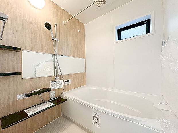 【ユニットバス】一日の疲れを癒やす浴室は、ゆったりとくつろげる広々とした1616サイズを採用しました 。人造大理石の浴槽は美しく、お手入れもスムーズ 。さらに、雨の日のお洗濯にも便利な浴室乾燥機を完備しています 。