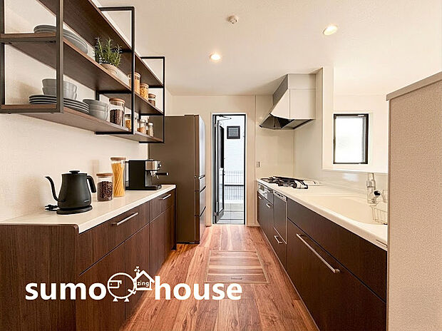 【キッチン】勝手口からの採光も明るく、毎日の料理をスマートに楽しめる開放的な空間です。キッチンからリビング全体が見渡せるため、お料理中も家族との会話が弾みます。 (家具等はCGです)