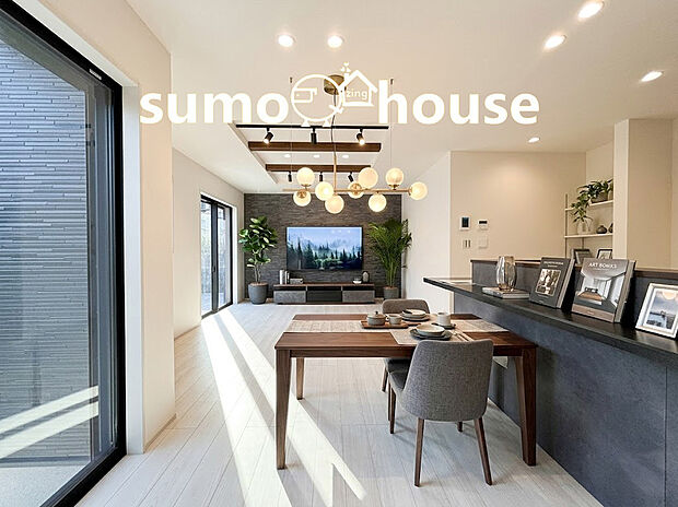 【LDK】テレビボードなどの大型家具もスマートに配置可能な、美しさと実用性を兼ね備えたリビングです。明るいＬＤＫがご家族団欒の時を包みます。(家具等はCGです)