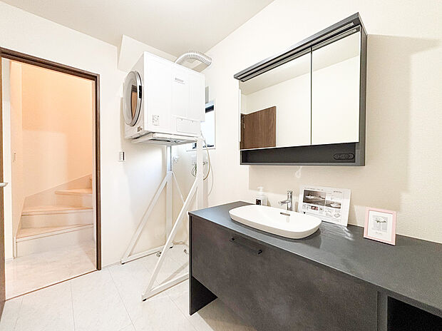 【ガス衣類乾燥機「乾太くん」】忙しい共働き世帯に嬉しいガス衣類乾燥機「乾太くん」を標準装備。天候を気にせず洗濯が完了し、家事時間を大幅に短縮できる、機能美を追求した快適な空間です 。