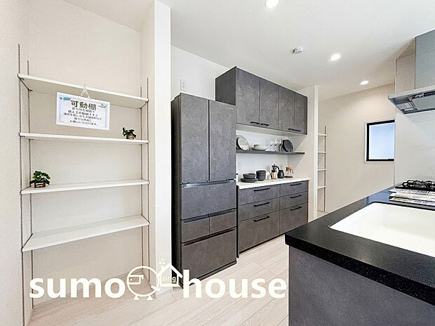 【キッチン】キッチンのすぐ後ろに、用途に合わせて高さを調節できる可動棚を完備。冷蔵庫や食器棚を配置しても余裕のある、広々とした背面スペースです。(家具等はCGです)