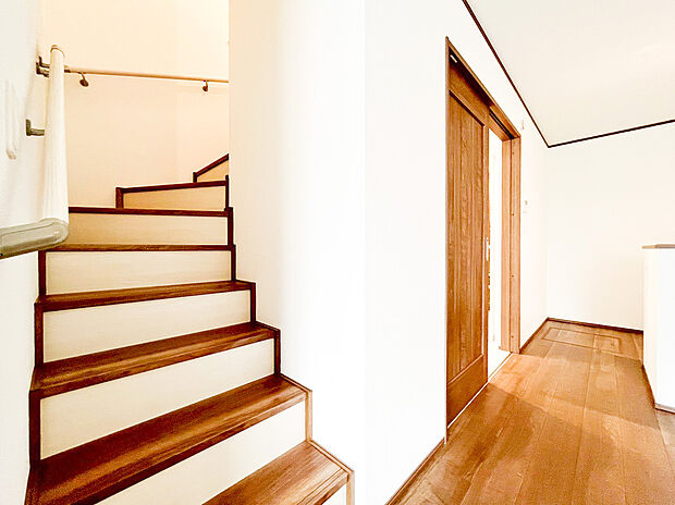 【リビングイン階段】リビングを通過して2階へと登れるリビングイン階段仕様です。ただいま！おかえり！行ってきます！の声が響き渡る、毎日大切な家族とコミュニケーションが取れる家族思いの間取りを作りました。