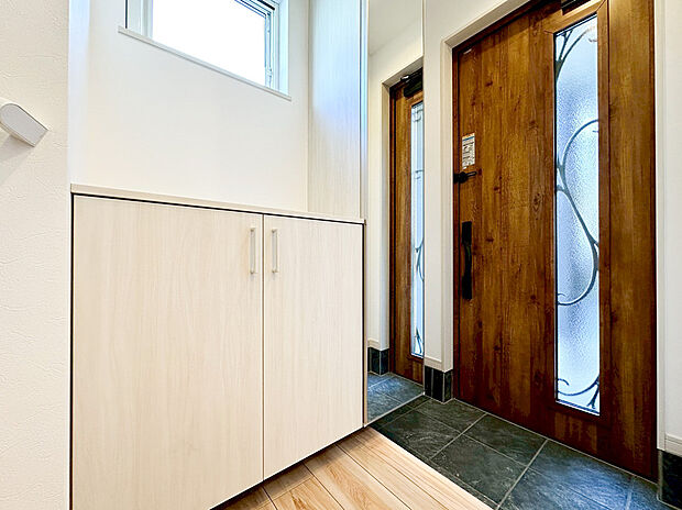 【玄関収納】木の風合いを活かした重厚感のある玄関ドアが、住まいの品格を高めます。
玄関ホールには、お出かけ前の身だしなみチェックに便利な姿見付きのシューズボックスを完備。