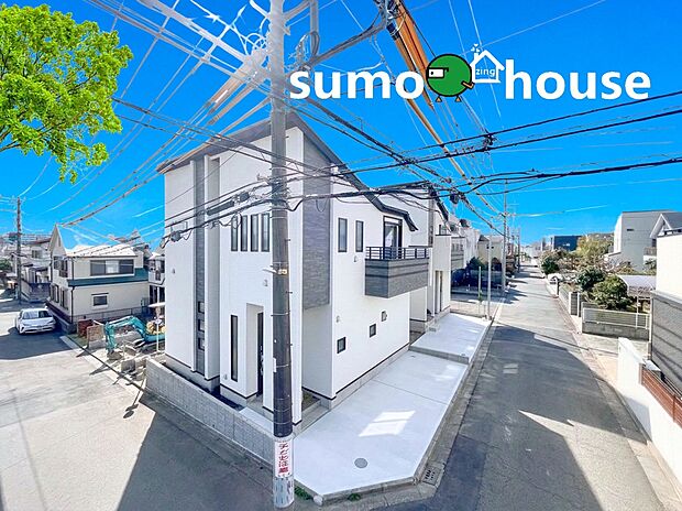 【洗練されたデザイン】2台駐車可能なカースペース（車種によります）。セカンドカー用として、自転車置き場や物置場として、お子様の遊ぶスペースとして、ゆとりある敷地だからこそ可能な多用途にご利用いただけるスペースです。