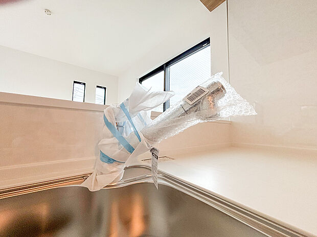 【浄水器】キッチンには浄水器を標準装備。最近は水を飲むという場面以外にも料理で使用したり、野菜を洗う場合もキレイな水で洗いたいという人が増えてきています！赤ちゃんのミルク用としても重宝いただけます。