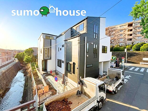 【洗練されたデザイン】まるで一枚の絵画のように、建築そのものが芸術となる住まい。最高峰のデザイナーズ住宅は、素材・空間・光の三位一体によって生み出される静謐と力強さを併せ持つ存在です。