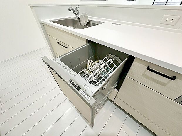 【食洗機】食器洗乾燥機付きで家族の食器もピカピカ。後片付けもラクラクこなせて、環境にもママの手にも優しい設備です。システムキッチン内に納まっているので、お料理の邪魔にもならずスッキリ快適にご利用いただけます。