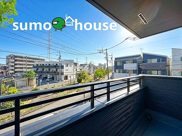 【落ち着いた住環境】【風通しの良いバルコニー】 大きな窓から出入りできるバルコニーは、日当たりも風通しも良好。お洗濯物やお布団もカラッと気持ちよく乾きそうです！